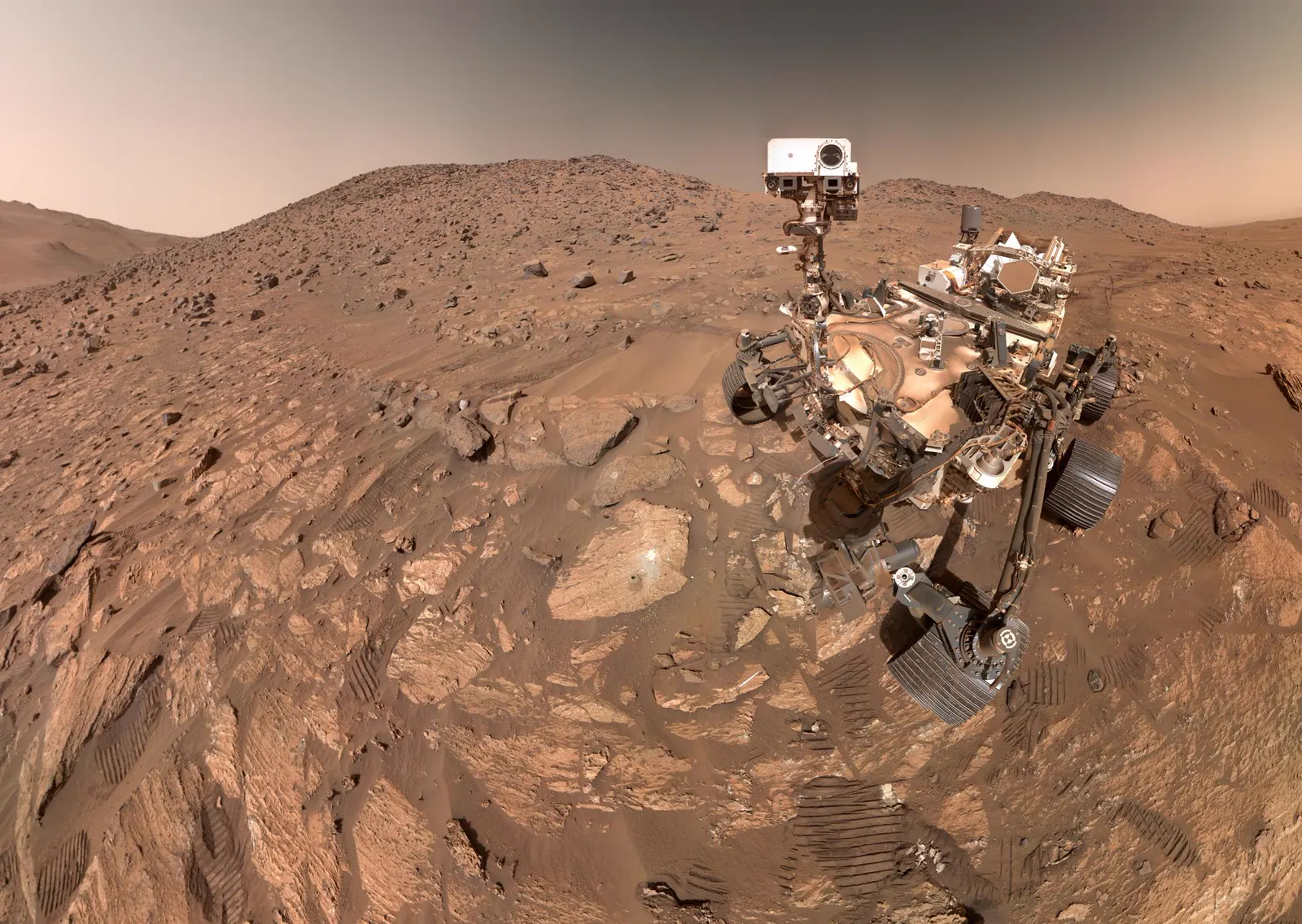 Selfie do rover Perseverance ao lado da rocha Cheyava Falls